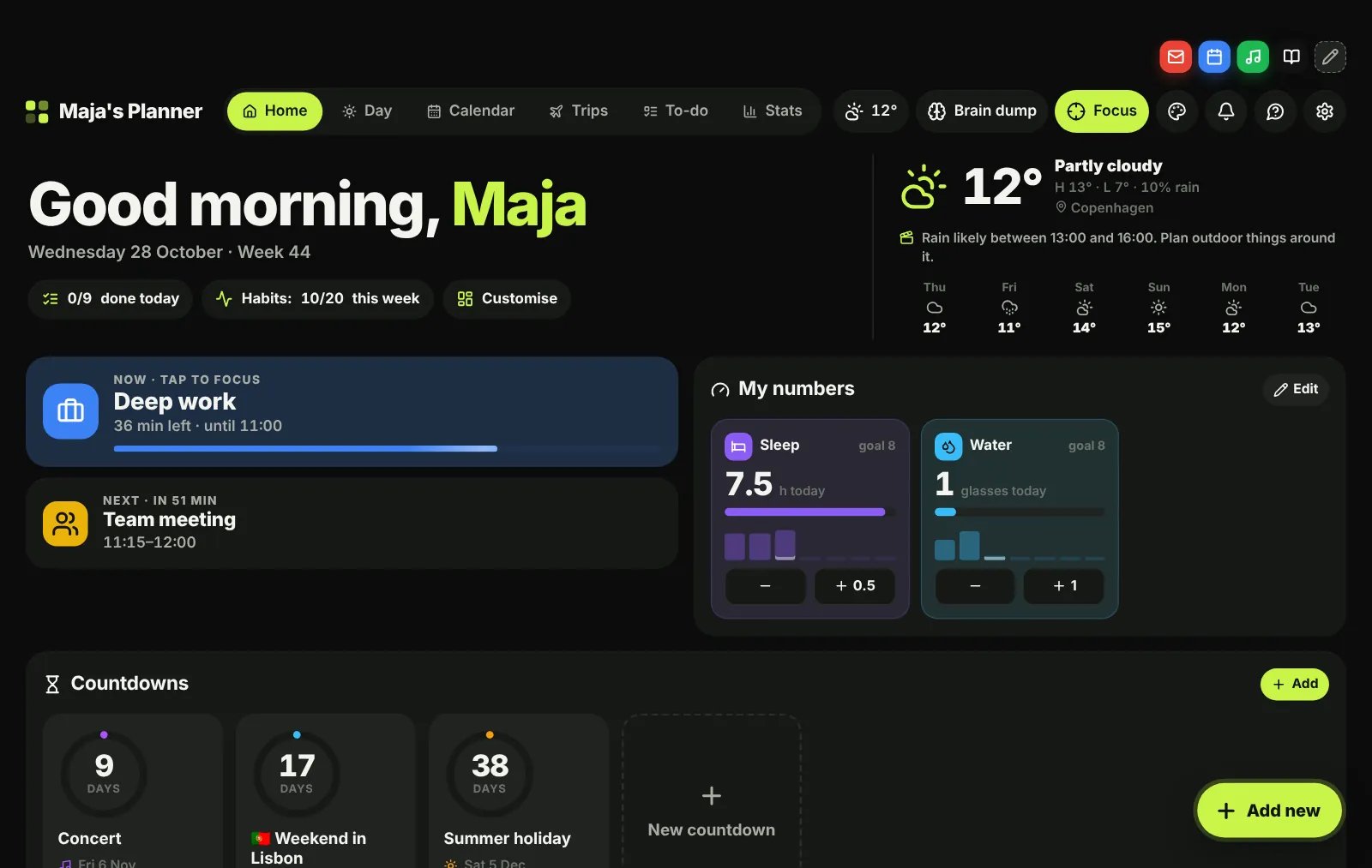 Daglig in dark mode on a computer: greeting, weather, now and next, and audience goals
